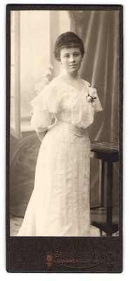Fotografie Georg Hoffmann, Blankenburg a. H., Portrait junge Frau im schönen Kl 