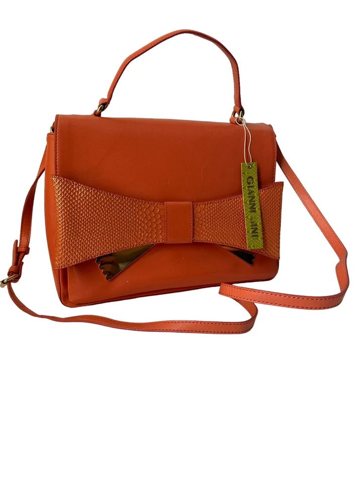 Cartera de coral con lazo de metal Gianni Bini Lucy Foto 2 de 4