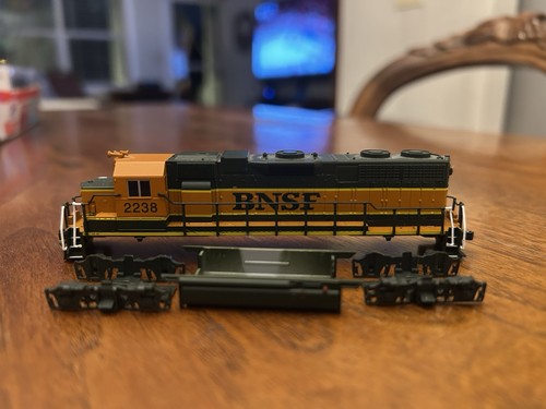 Carcasa de locomotora Atlas 49812 GP38 BNSF 2177 escala N con tanque de combustible y camiones | Condition: New