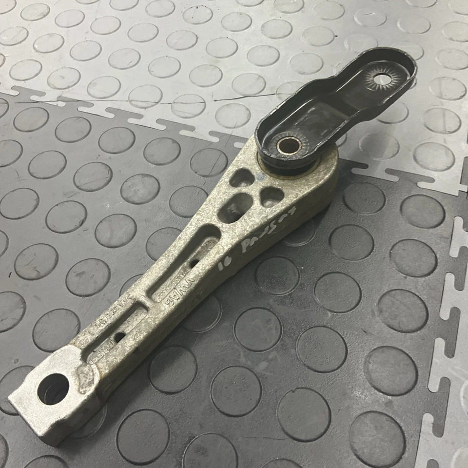 VW VOLKSWAGEN PASSAT 2012-2022 OEM MOTOR INFERIOR BRAZO DE PAR TRASERO SOPORTE DE MONTAJE Foto 2 de 4