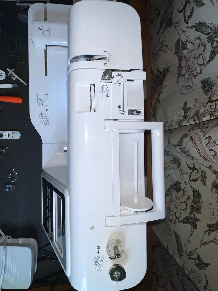 {LIGEIRAMENTE USADO} LB5000 Máquina de costura e bordado incluindo uma bolsa de bagagem! - Imagem 3 de 4