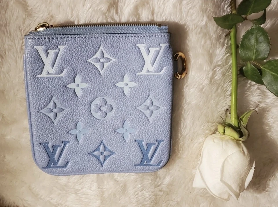 Bolsa de cuero Louis Vuitton Signature con monograma gigante junto a la piscina Foto 2 de 4