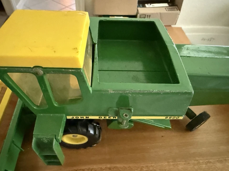 Vintage ERTL John Deere Combine 6600 Die-Cast Metal Farm Equipment STK#558 - Image 2 of 4