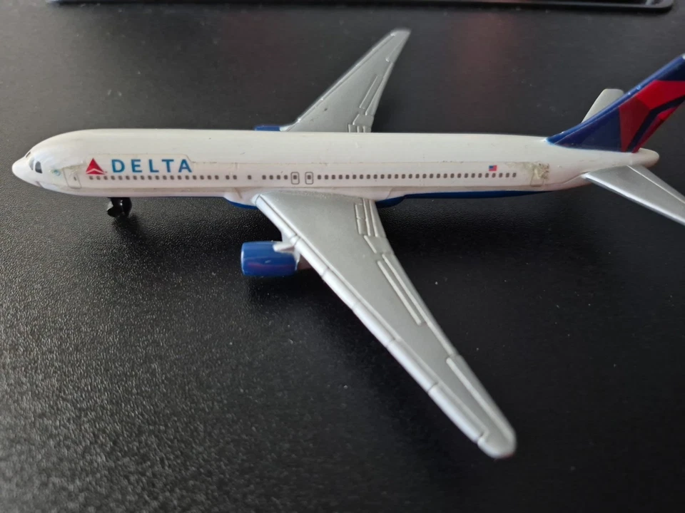 Delta Airlines B767-300 - Juguetes Daron - Modelo de avión de plástico Foto 4 de 4