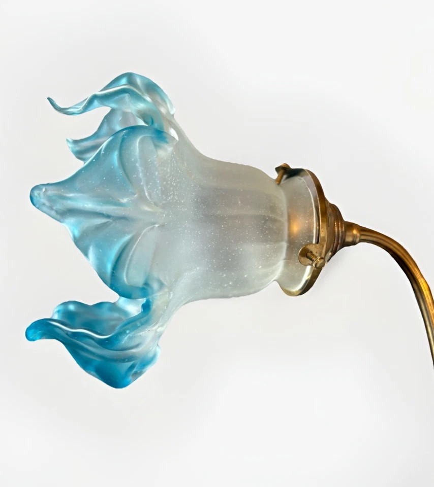 Apliques franceses vintage de latón dorado y vidrio lámpara de pared. Victoriano. Foto 2 de 4