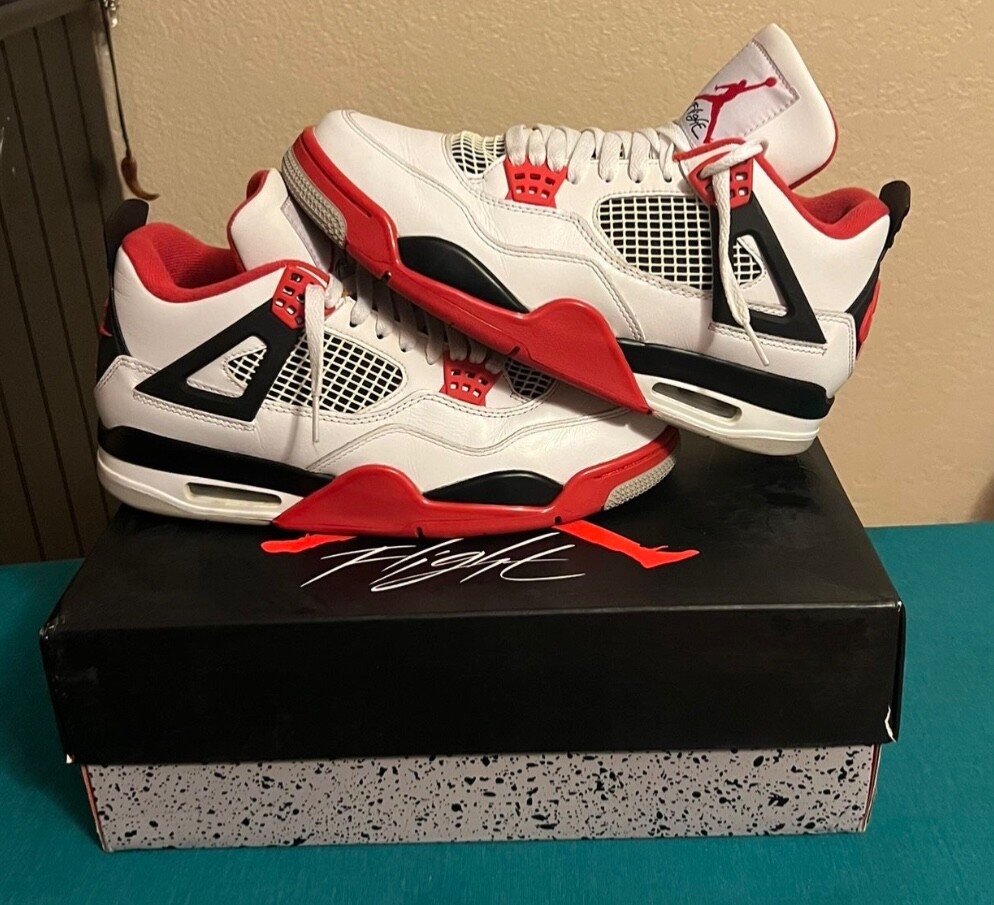 Jordan 4 Retro OG Mid Fire Red 2020 US men size 9.5. gently used
