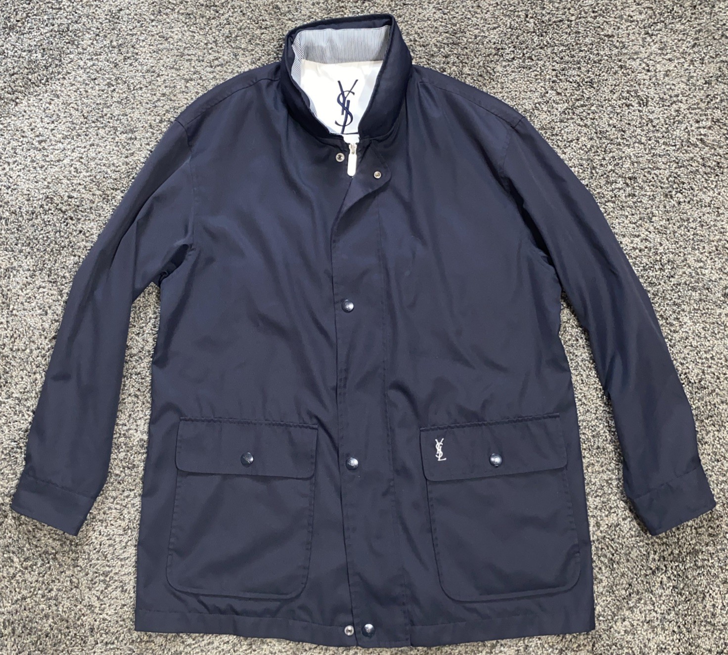 Giacca vintage Yves Saint Laurent YSL grande logo con cappuccio blu medio 23x30
