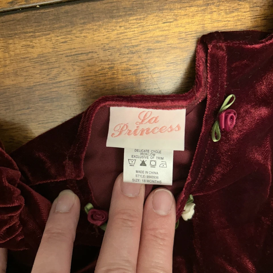 美丽蹒跚学步的假日连衣裙 - 18 个月丝绒红色上衣带奶油色底部 2 件 — 第 2/4 张图片