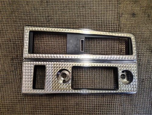 1971 1972 Buick Riviera and Riviera GS RH A/C Dash Radio Bezel Panel 1235452