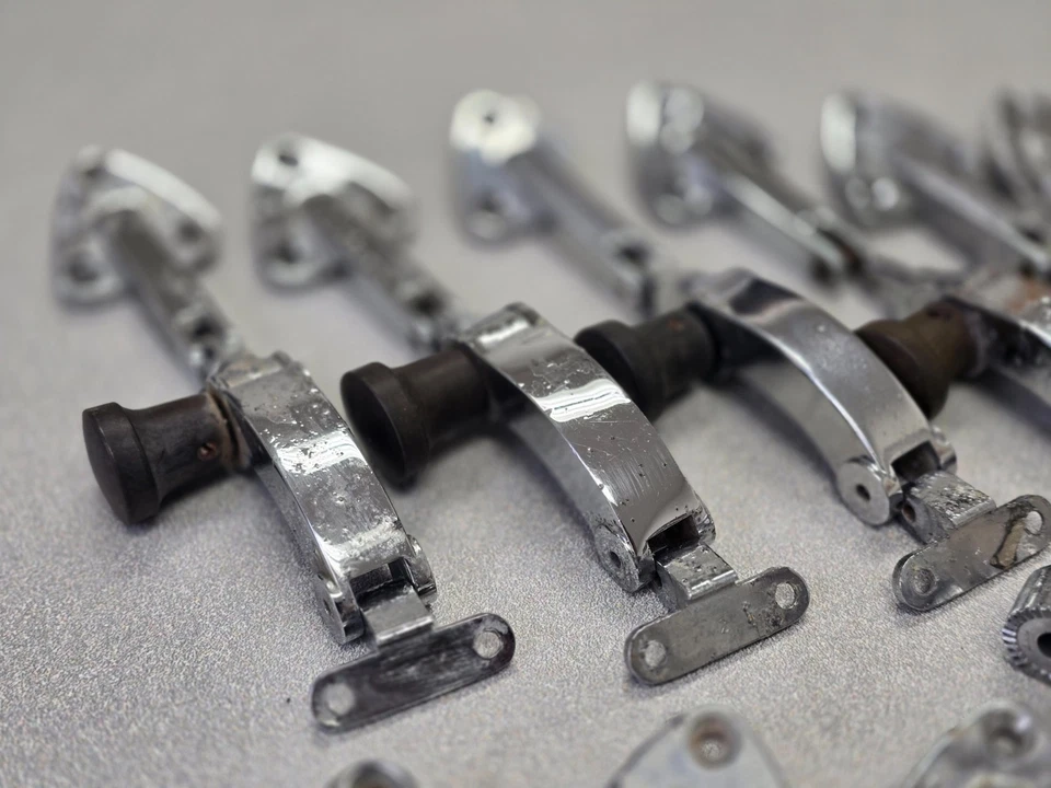 ENORME LOTE DE 16 PESTILLOS CROMADOS VENTANA CUARTO TRASERO ORIGINAL USADOS PORSCHE 911 912 Foto 2 de 4