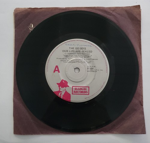 The Go Go’s Our Lips Are Sealed 7” 45 RPM Vinyl Record ES 680 Illegal 1981 - Picture 3 of 4