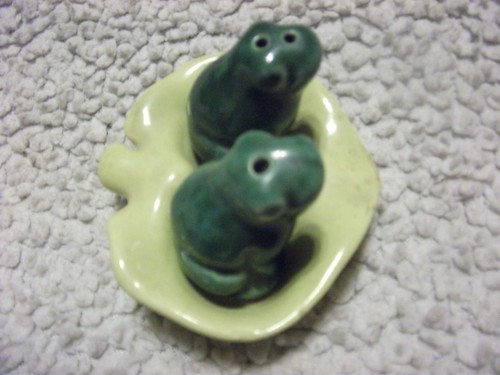 VINTAGE FROGS SALT & PEPPER SHAKERS & LEAF TRAY Set of three - Picture 5 of 8