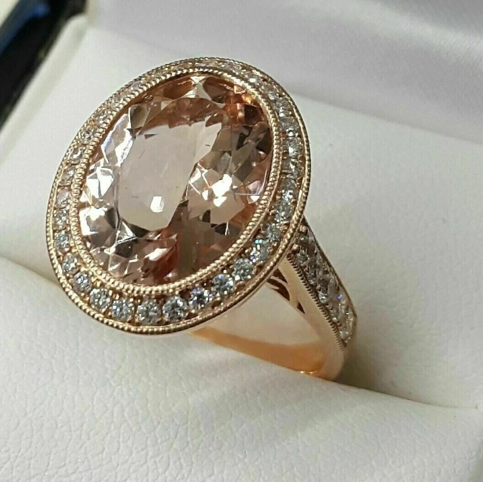 Anillo de compromiso con halo de morganita ovalado de 3 quilates enchapado en plata en oro rosa de 14 quilates Foto 2 de 3