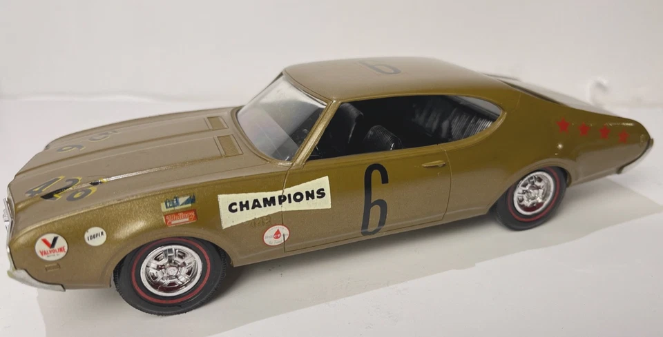 Coche de promoción Oldsmobile 1969 vintage AMT/C19 modelo dorado 1/25 Foto 2 de 4