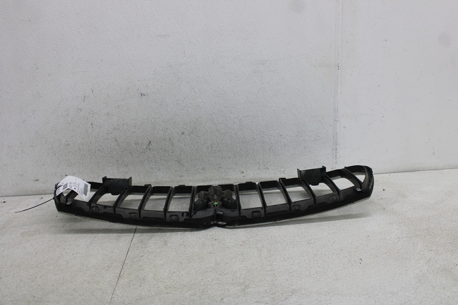 Grille UPPER CENTER W/ PARK ASSIST SENSORS 4DR DOHC TURBO MASERATI GHIBLI 2015