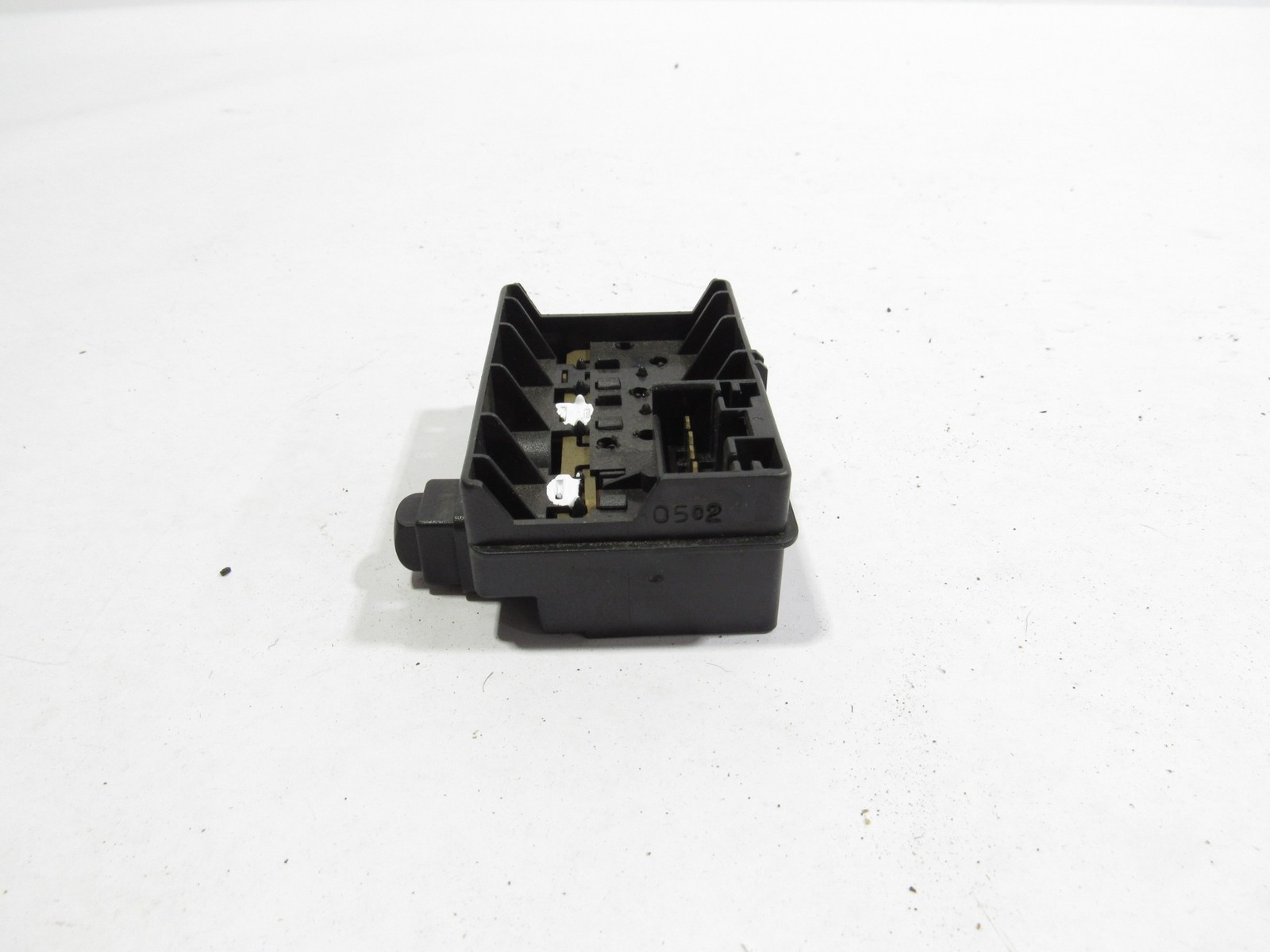 02-06 Maserati Coupe GT 2004 Front Dashboard Dash Glove Compartment Switch |