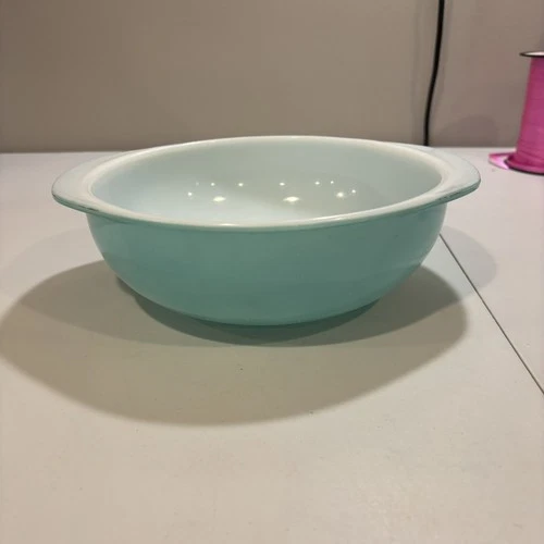 Vintage Pyrex 024 2qt Bowl  Teal TurquoiseAqua Robin Egg Blue Mixing  2 qt
