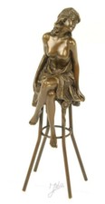 Statua in bronzo donna su sgabello da bar sgabello sedia erotica
