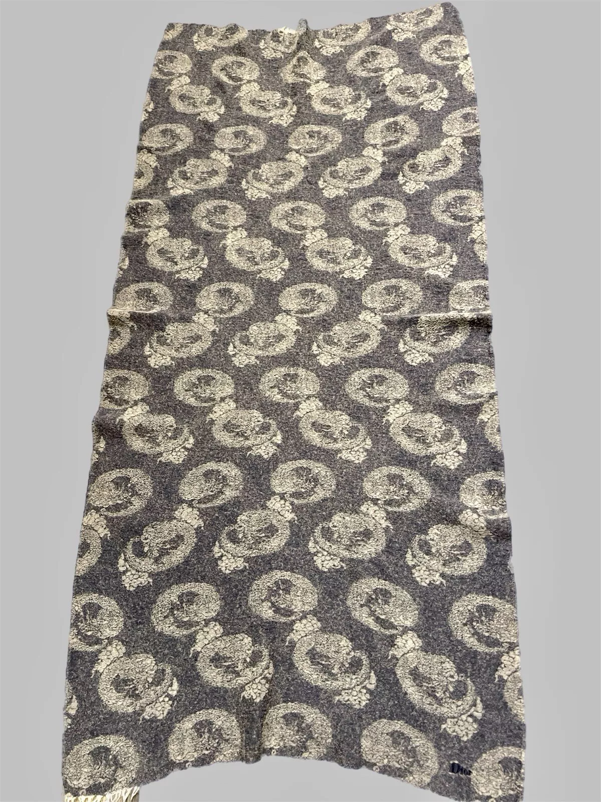 Foulard vintage gris bleuté Dior cachemire acrylique franges tête/cou rectangulaire