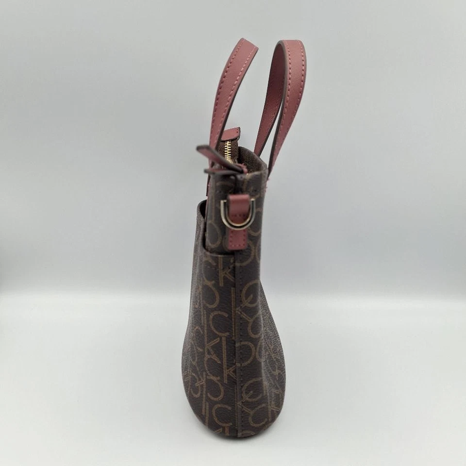 Calvin Klein CK 签名 PVC 棕色和 Terra 玫瑰小号斜挎包钱包 — 第 3/4 张图片