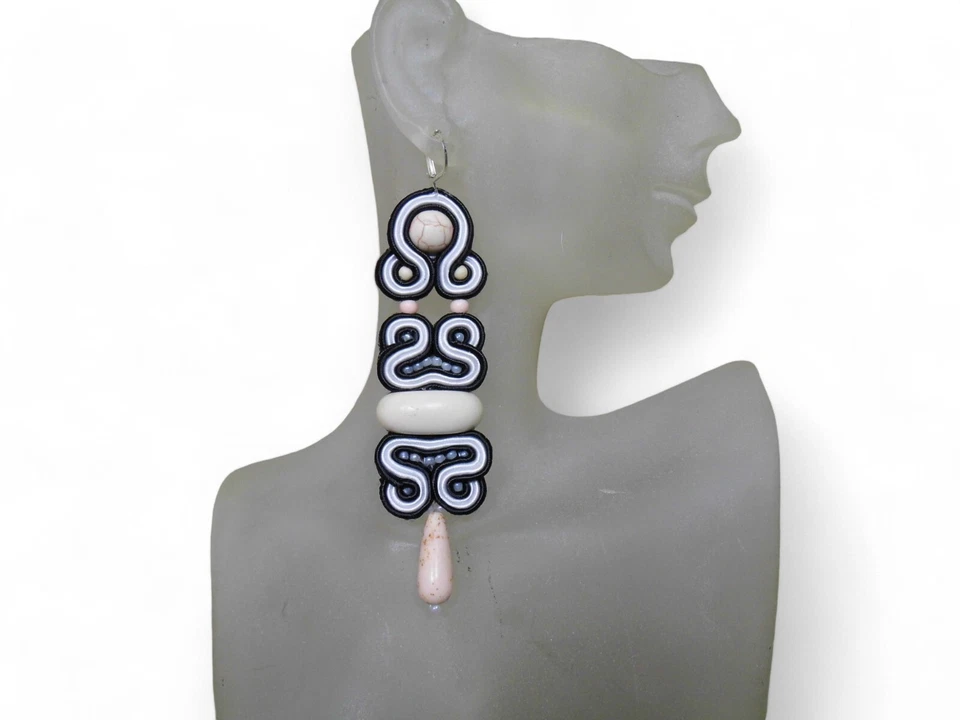 Schwarz-weiße, handgenähte Ohrringe im Azteken-Stil - Bild 2 von 4