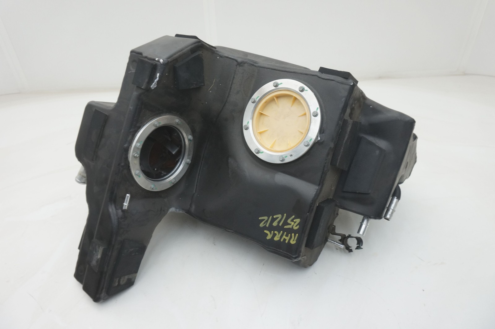 Right Gas Fuel Tank Assembly OEM 326606 314303 Ferrari 488 Spider 2017