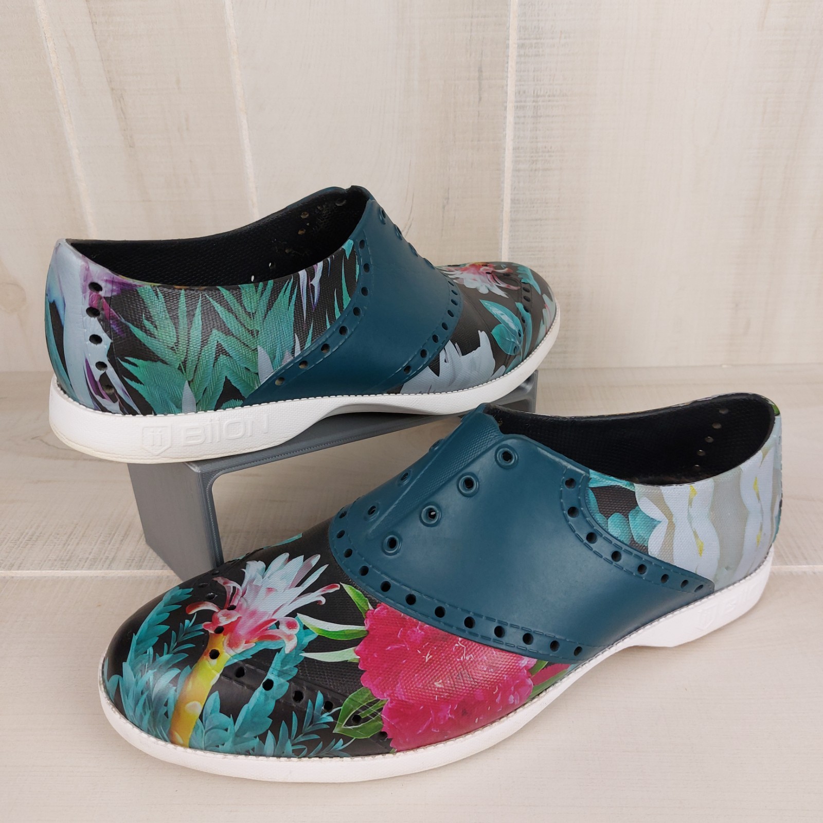 Casual Slip-on Men's 8 Women's 10