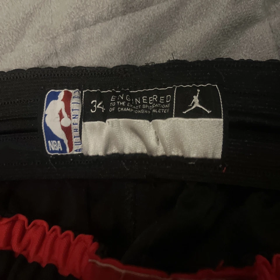 Pantalones cortos Jordan Chicago Bulls Statement Edition Dri-Fit para hombre negros rojos 34 pulgadas Foto 4 de 4