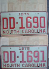 2 sequential 1975 North Carolina License Plates with envelopes (NOS) DD-1690 -91