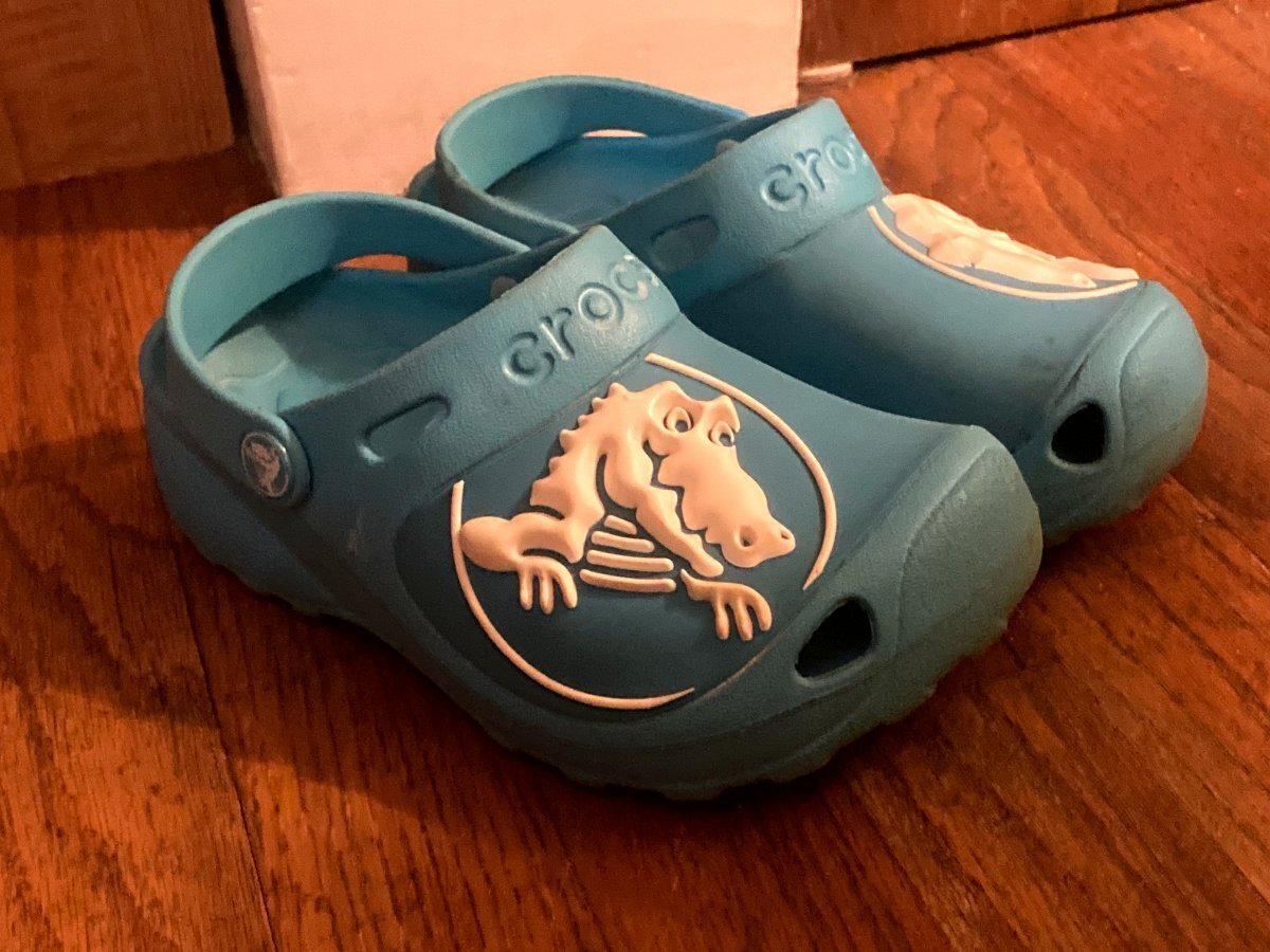 CROCS Classic Aqua Alligator Sandals Sz J1
