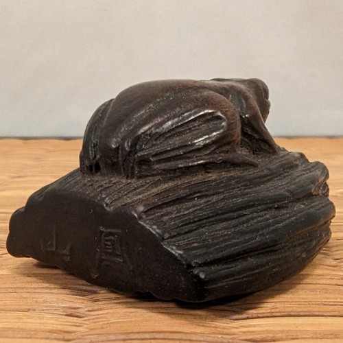 Antique Japanese Dark Wood Netsuke Nagoya School BAZAN -1897 Ukibori Frog on Log - Picture 19 of 24