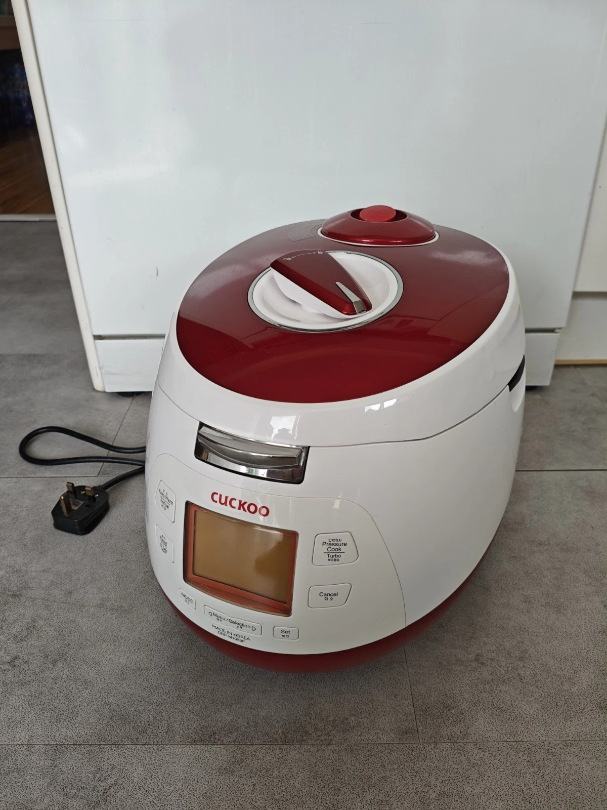 Cuckoo CRP-M1059F Rice Cooker Pressure Cook Red - UK plug
Opens in a new window or tab