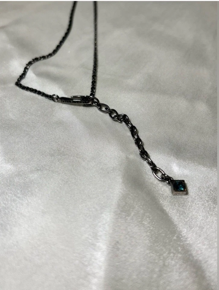 Collar Givenchy Lágrima Diamantes de Imitación Azul en Gunmetal Firmado Y2K Vibraciones Foto 4 de 4