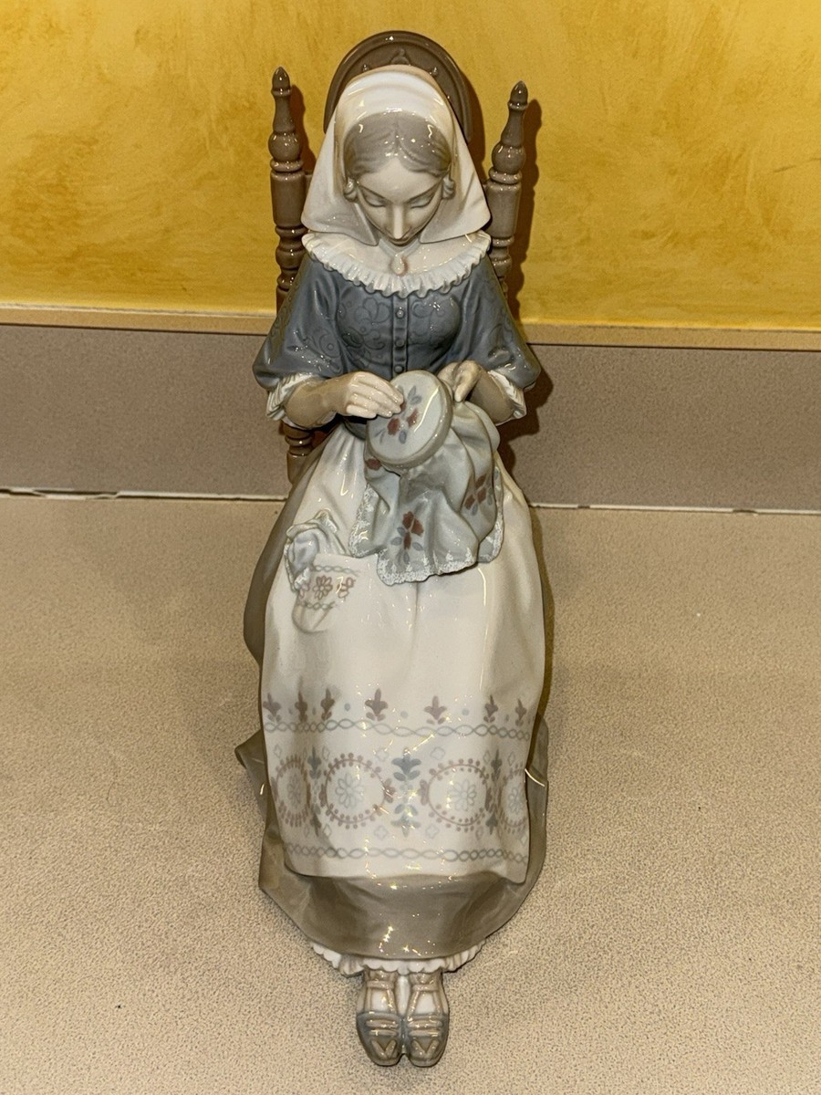 LARGE Lladro #4865 BORDADORA Porcelain Figurine Lady Embroider