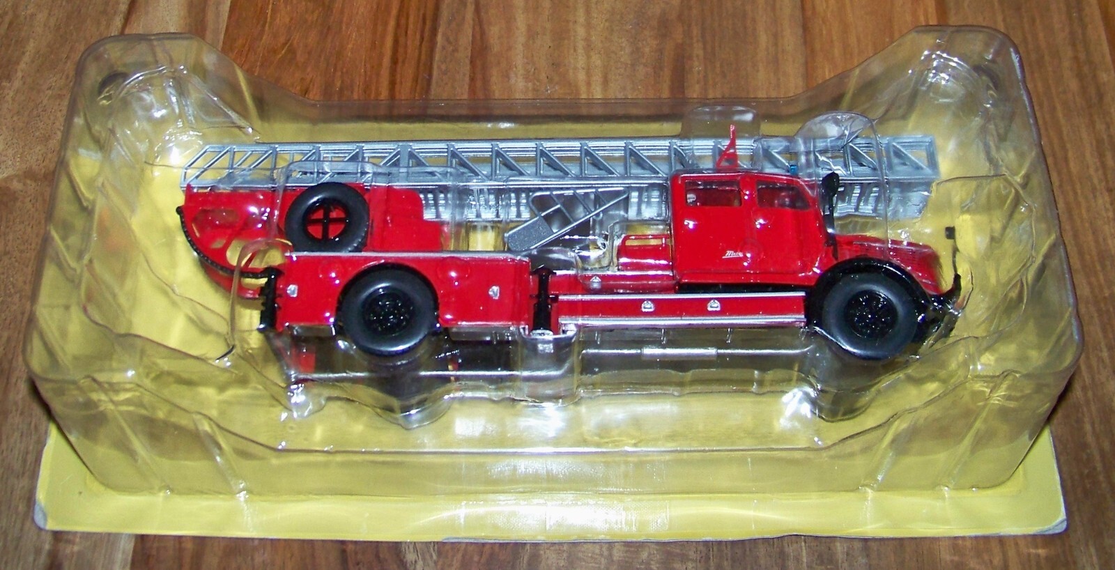 Camion pompiers Krupp DL 52 échelle 55m miniature 1/43 avec échelle mobile