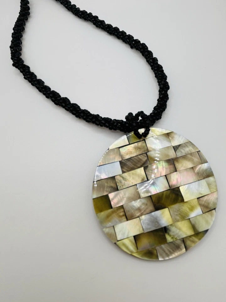 Collar colgante artesanal con incrustaciones de madreperla de cuentas de vidrio multicolor de 16" de colección Foto 2 de 3