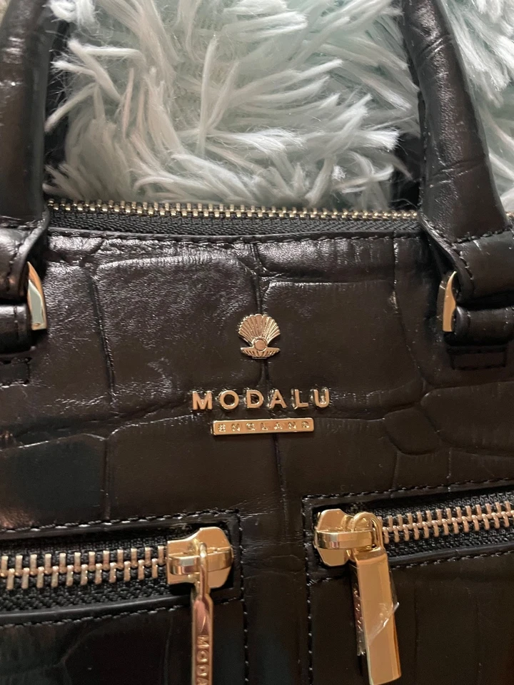 Bandolera pequeña Modalu Pippa de cuero negro Foto 4 de 4