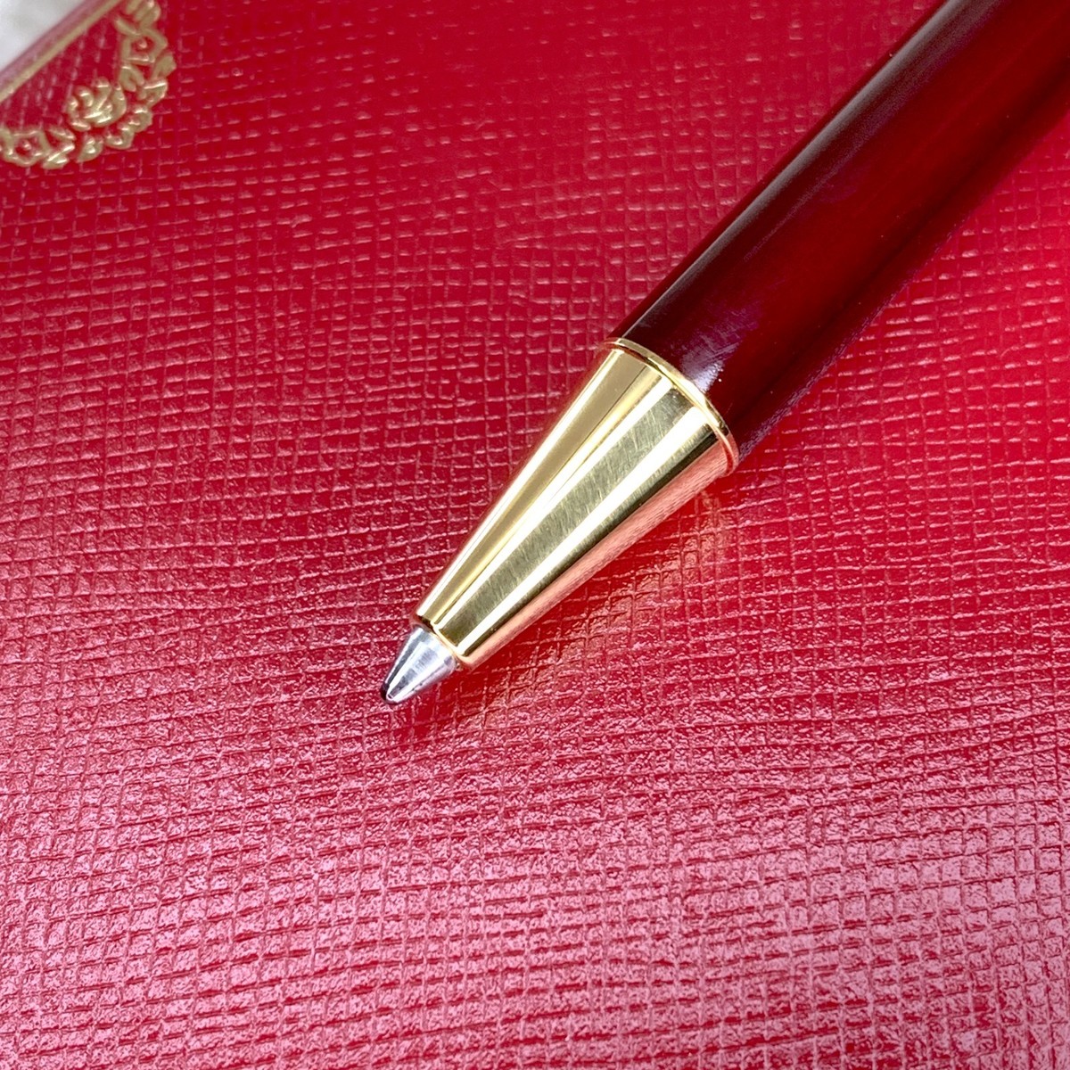 Cartier Ballpoint Pen Bordeaux Lacquer 18k Gold Finished Details
