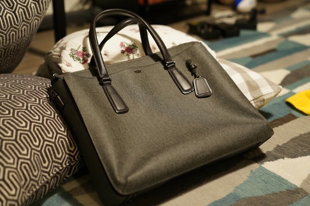 tumi sinclair q tote