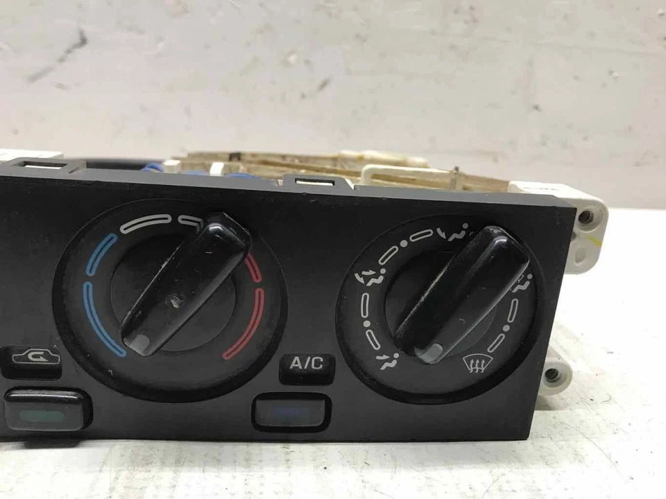 Calefacción aire acondicionado control temperatura Nissan Sentra sedán 4 puertas transmisión automática 1998 1999 Foto 3 de 4