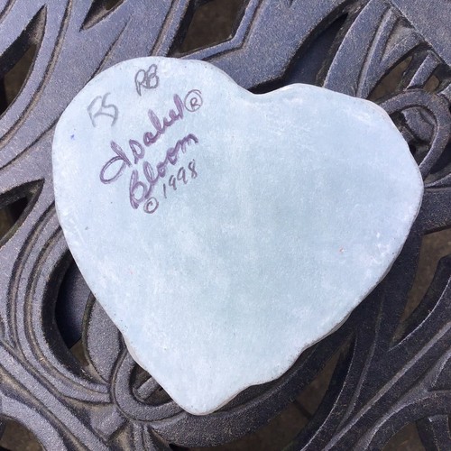 Vintage ISABEL BLOOM Art HEART SCULPTURE Paperweight Children Hugging Signed ‘98 - Picture 5 of 5