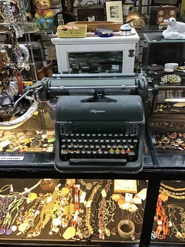 VTG. Olympia SG-1 Standard Typewriter 7.6 De Luxe w/ Wide Carriage & Orig Cover