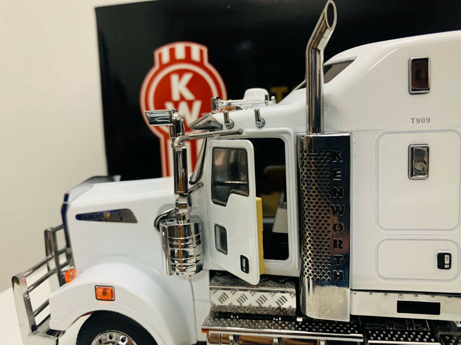 Exclusive Kenworth T909 Prime Mover Australian Truck 1/32 Die-Cast Model  Tractor