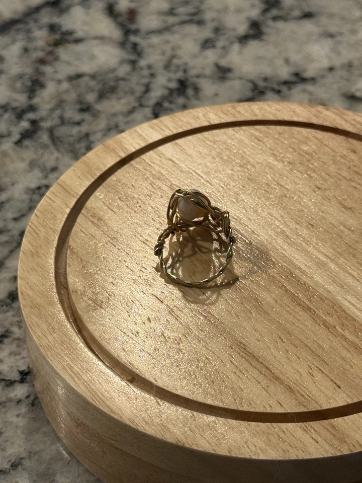 Anillo hecho a mano con fragmento de madreperla concha envuelto en alambre talla 7 Foto 4 de 4
