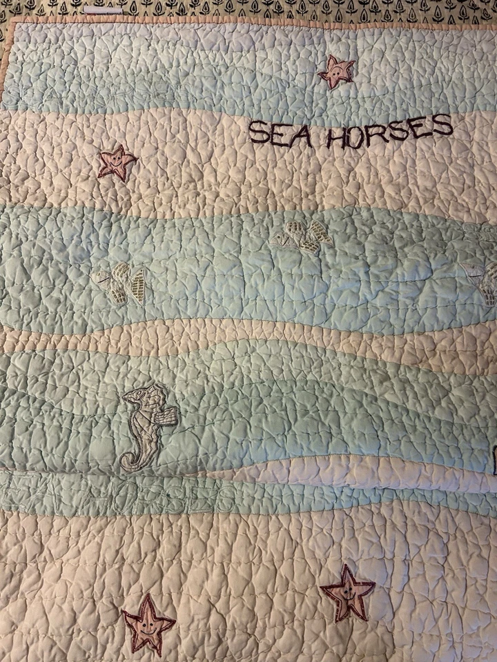 Детская кроватка Pottery Barn стеганое одеяло морские коньки рыба морская звезда приглушенные пастельные цвета - Изображение 3 из 4