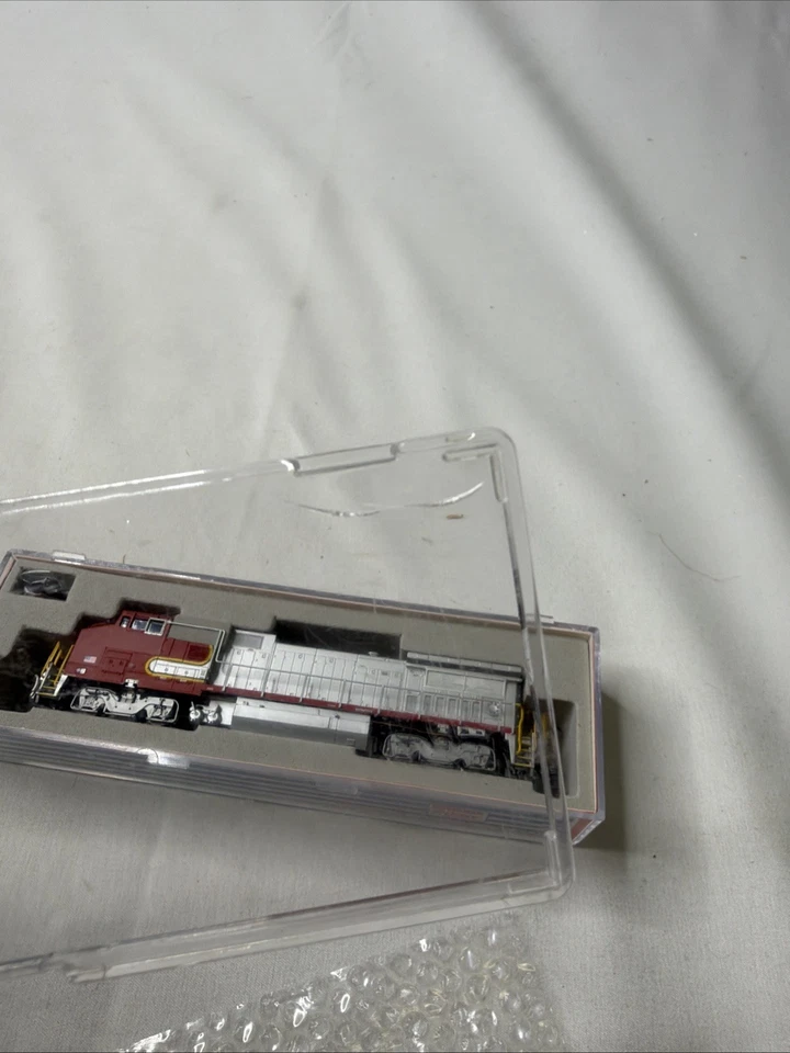 N-Scale Atlas 48807 Dash 8-40BW / 32BWH No#/Unlettered DCC Ready - Image 3 of 4