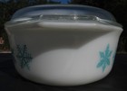 Pyrex Snowflake 2.5 Quart Casserole W Lid Turquoise on White Very Good Condition — photo 2
