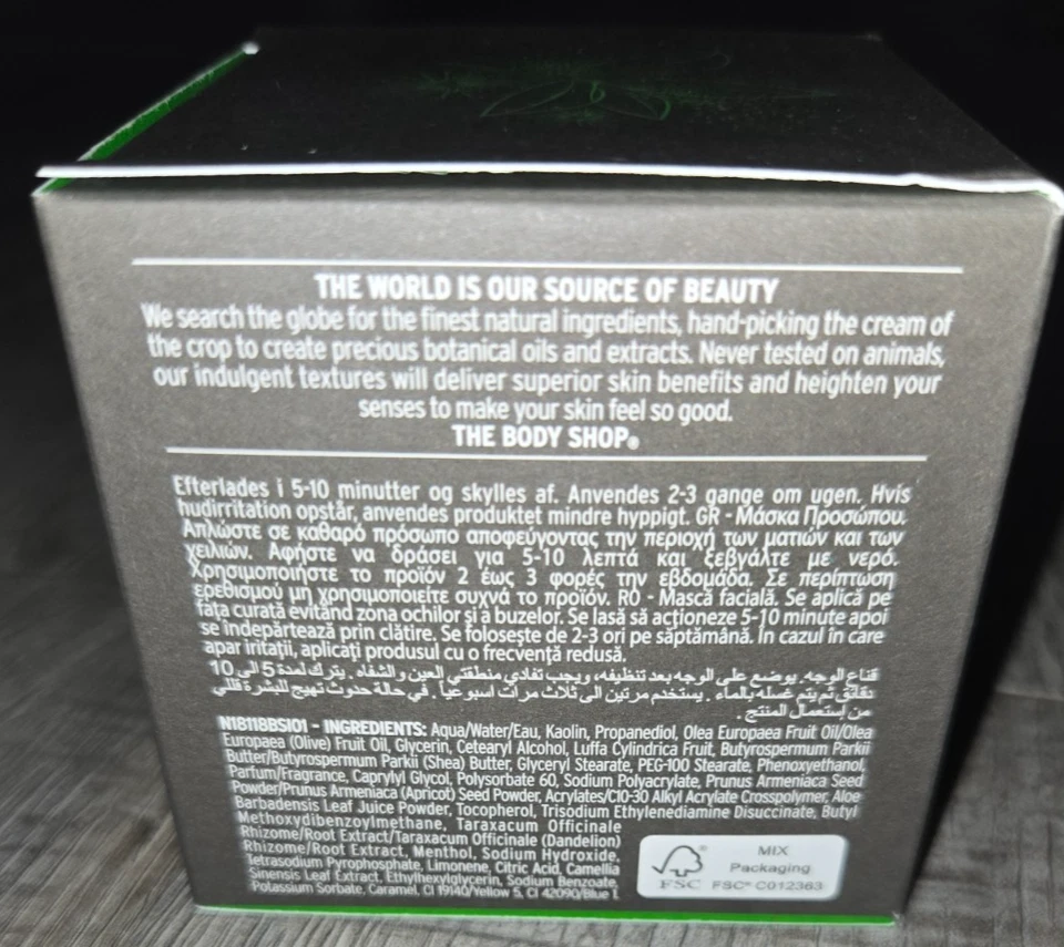 Mascarilla facial limpiadora de contaminación de té Matcha japonés Body Shop, 2,6 fl oz vegana Foto 2 de 4