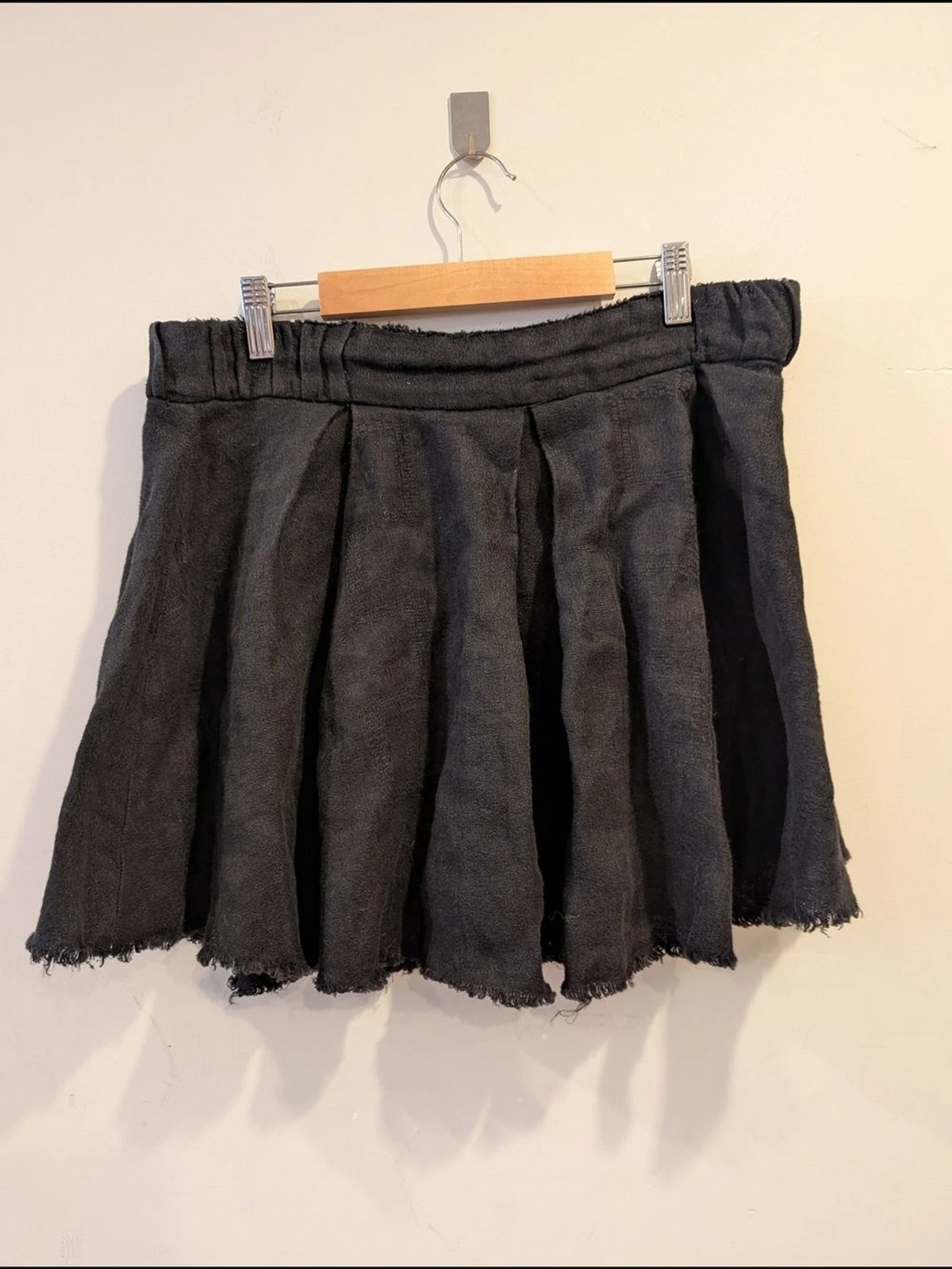 IRO Women's 100 Linen Black Frayed Hem Pleated Circle Skirt Sz 40
Opens in a new window or tab