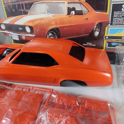 Kit Modelo Camaro 69 Monograma 1:12 2802 Piezas Selladas Bolsas - Imagen 4 de 21